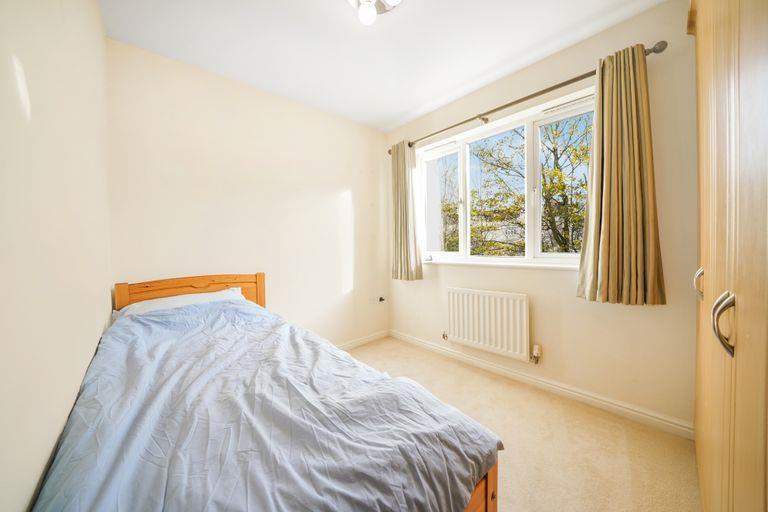 2 bed property in 15 Etchingham Park Road, Finchley